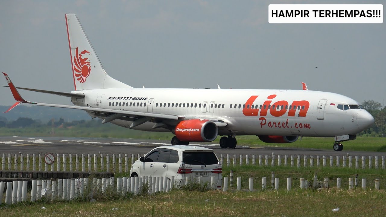 Ngeri Hempasan Angin Pesawat Lion & Garuda Boeing 737 Take Off Di Runway 08 Bandara Adi Soemarmo