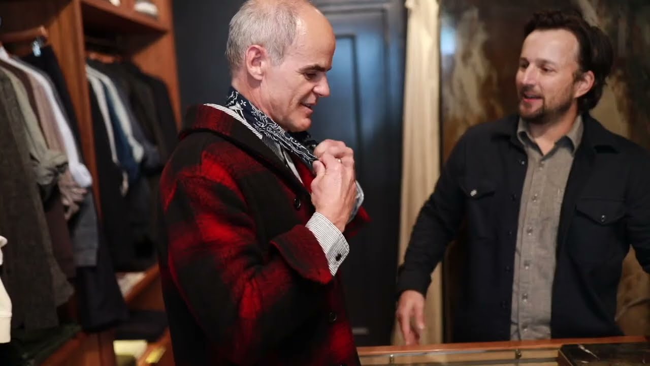 Actor Michael Kelly Learns the Perfect Bandana Knot at Rivay