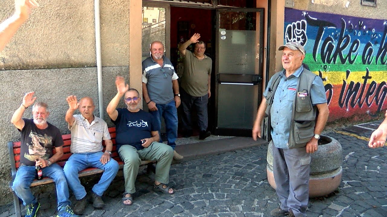 Al bar di Capocastello «C’è sempre chi offre il caffè»