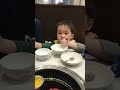 焼肉屋でご飯を食べる3歳児