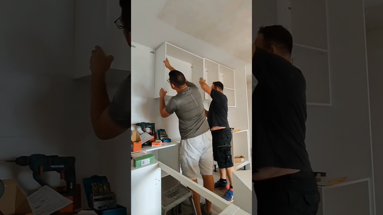 instalación de muebles altos de cocina #shorts #carpintero #armarios #cocinas #trabajo #valencia