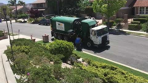 WM Amrep autocar 103431 on trash