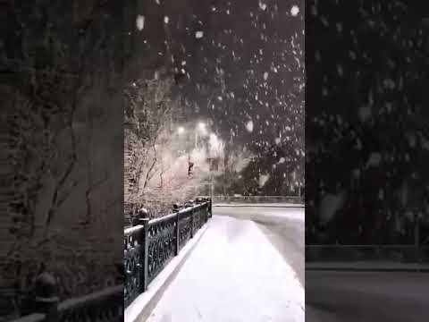 من لا يحب جمال سقوط الثلج منظر رائع وجميل