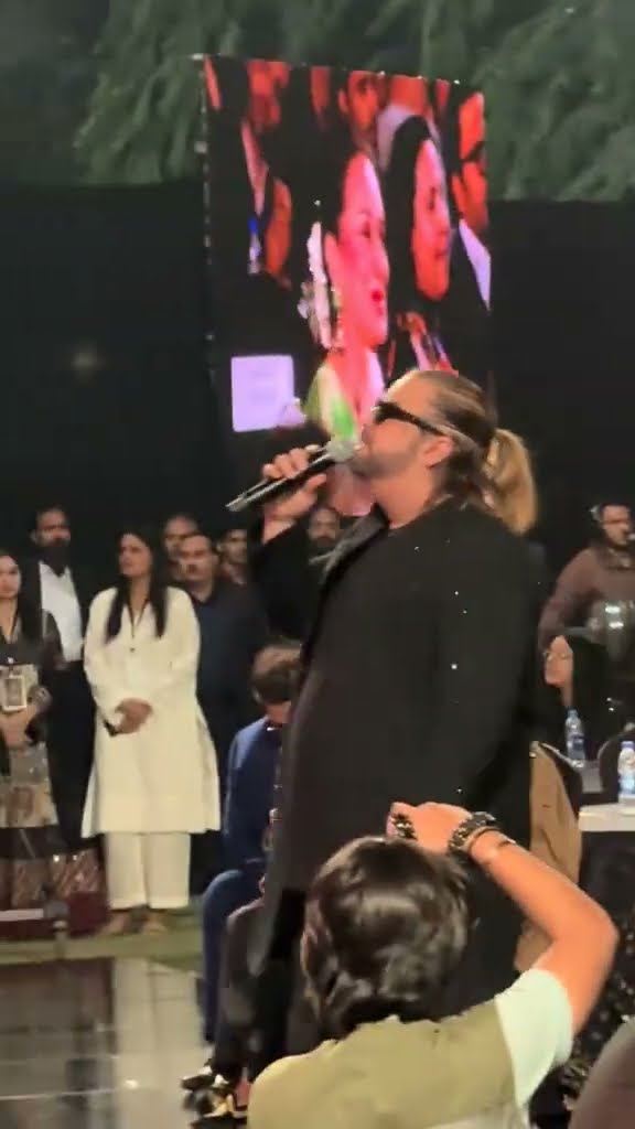 Ahmed Jahanzeb Ignites the Stage at HUM TV's 20th Anniversary with an Iconic Performance! ???✨
