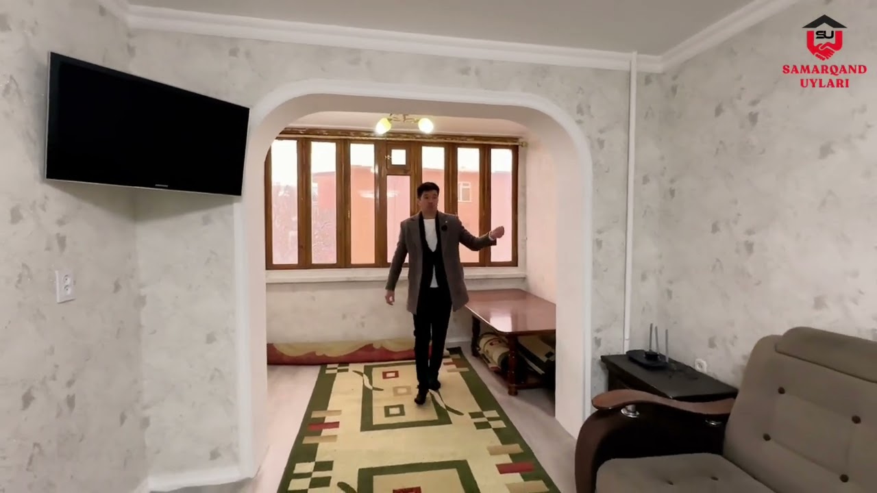 Porno yigit ayollarni oynab yurganlarida sikardi