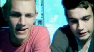 DITISMILAN EN THEAUMES OP USTREAM
