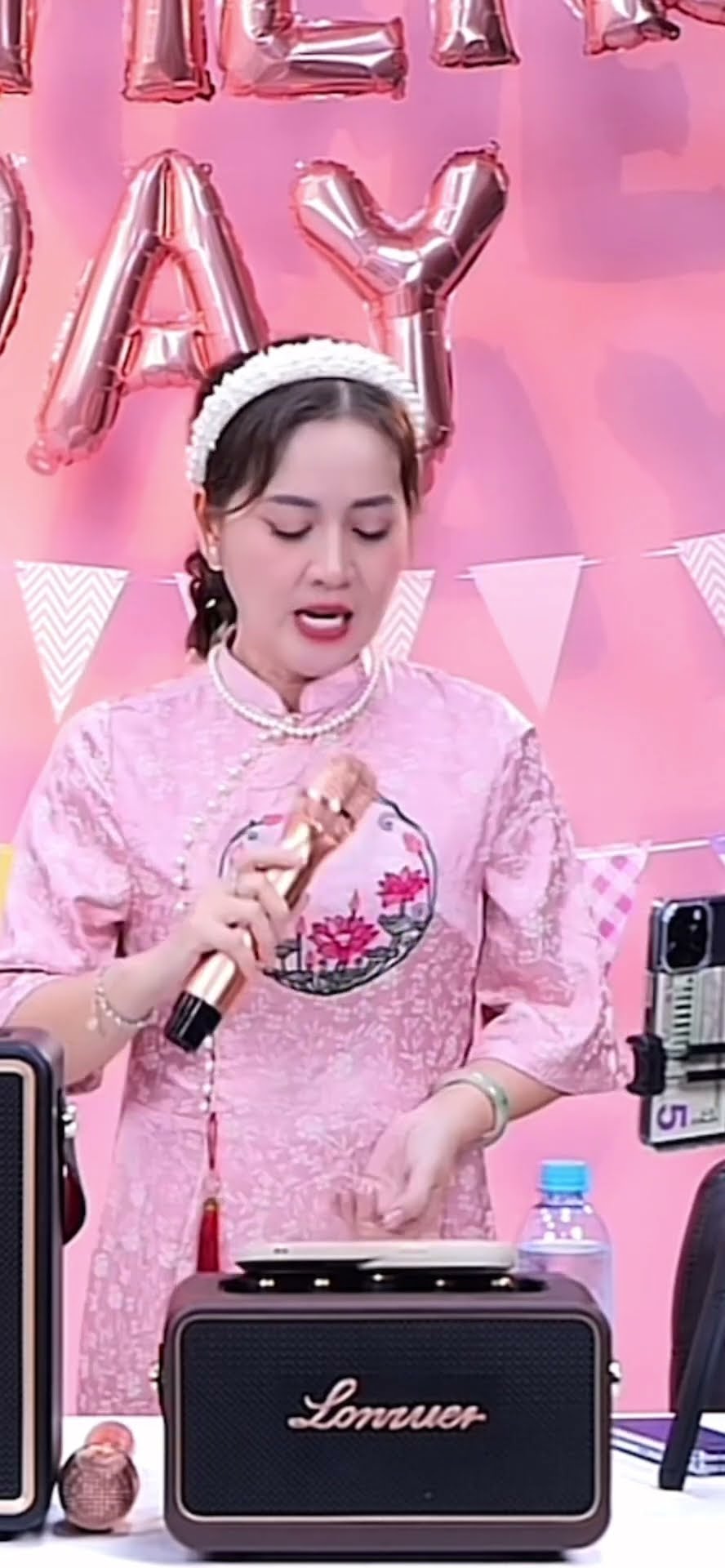 cô Móm khoe giọng cực đỉnh trên Mega Live Võ Hồng Loan