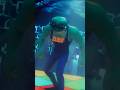This frog can breakdance