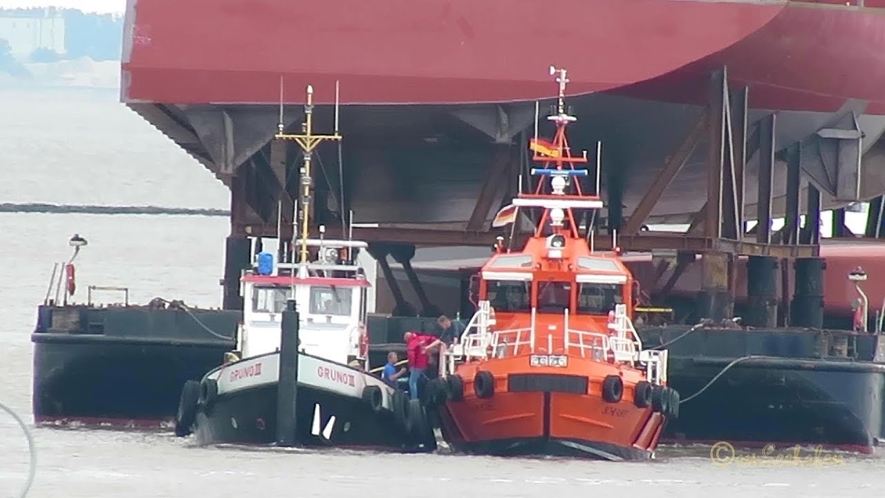 tugs bring brandnew cruiseliner sections for Meyerwerft Papenburg Kreuzfahrtschiff Module