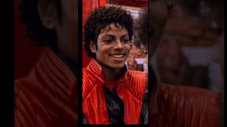 La canción se llama exactamente "Thriller". Fue lanzada por Michael Jackson en 1982