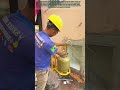 Démonstration d'un rangement sûr et pratique pour: une bouteille de gaz une grille intégrée au mur