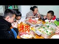 今天加餐，媳婦準備了烤肉，家人吃得津津有味 | Making delicious food for the family today! Grilled meat! The kids loved it