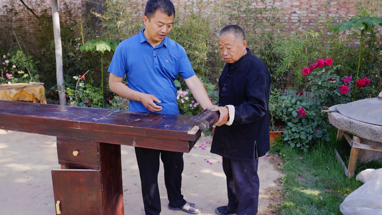 Длинный стол с пазовой и шиповой конструкцией был очень хорошо отреставрирован.