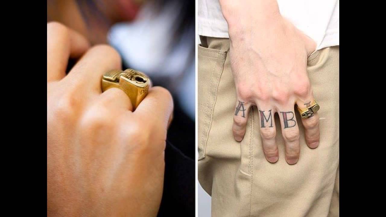 Печатка на палец мужская. Интересные кольца. Кольцо на мизинец мужское. Кольцо печатка на пальце. Печатка на указательном пальце.