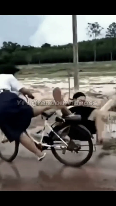 JATUH DARI SEPEDA | BERANGKAT SEKOLAH | JATUH KE LUMPUR | VIDEO LUCU | FUNNY VIDEO | #shorts