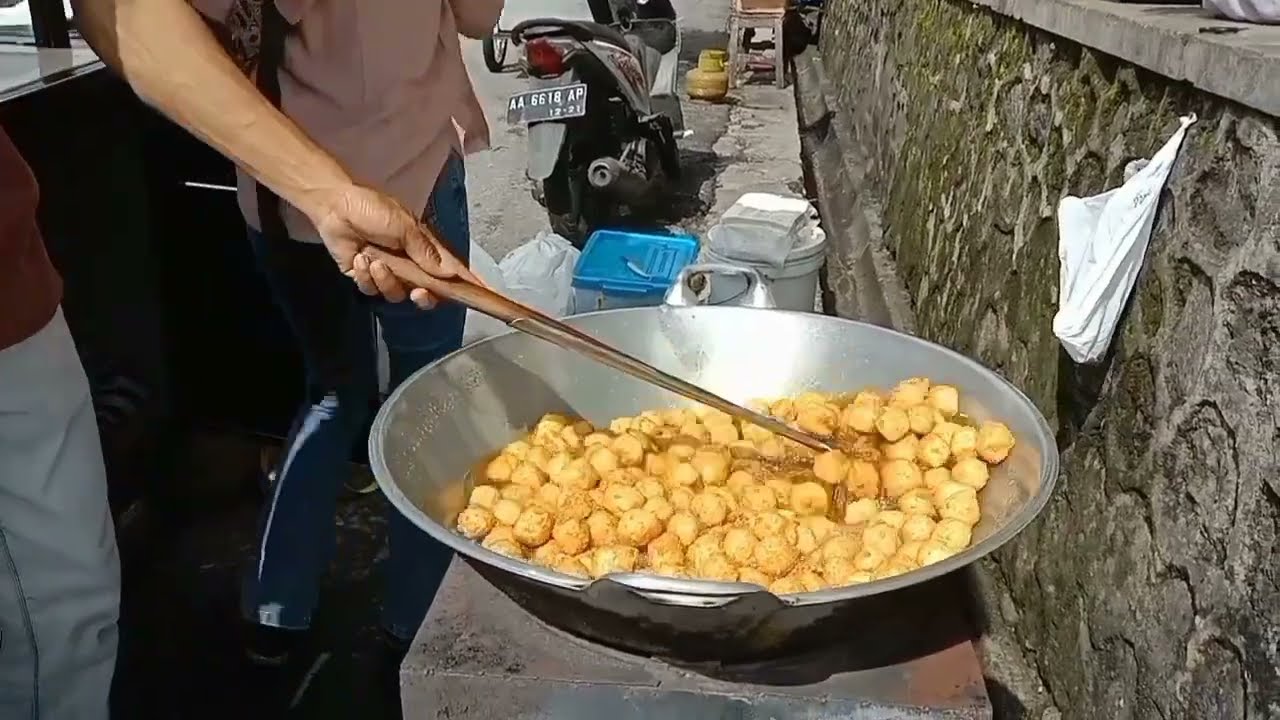 Sok Tahu Krispi.Crispy tofu. Traditional food. Traditional market.
