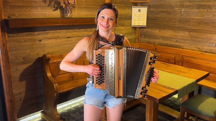 Claudia Hinker spielt "Beim Stelldichein in Oberkrain" auf ihrer Steirischen Harmonika