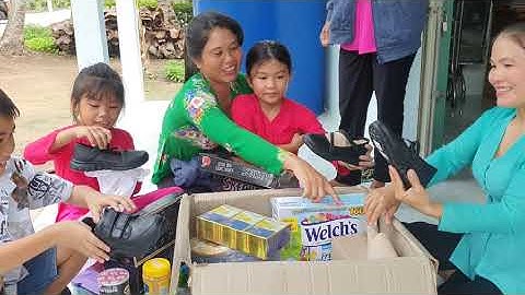 Mấy cháu vui mừng khi mở thùng quà từ bên Úc gửi về "thd"027