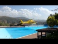 Helicoptero cargando agua en piscina