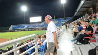 【デジイチ】15/08/14桃園國際棒球場でGOGO LAMIGOのオッサン
