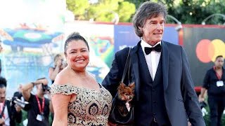 Ron Moss sfila al Festival di Venezia con il cane nella borsa