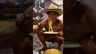 Bodybuilder eats noodles for the first time