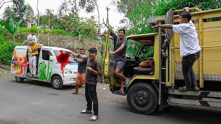 TRUK KUNING DI HADANG SAMA MOBIL VAN BERHANTU UPIN IPIN BALIK KAMPUNG😱