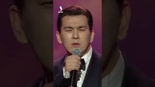 Мерекелік кеште Аят Байқазақ «Анаға сәлем» әнін орындады