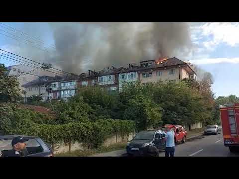 Flăcările au mistuit mansardele a trei blocuri din Craiova