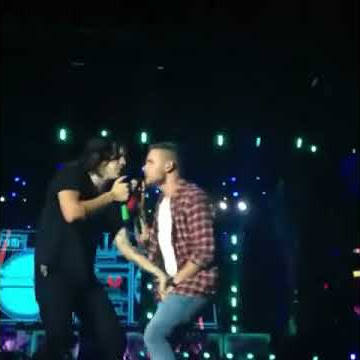 Harry grabs liams bulge 3