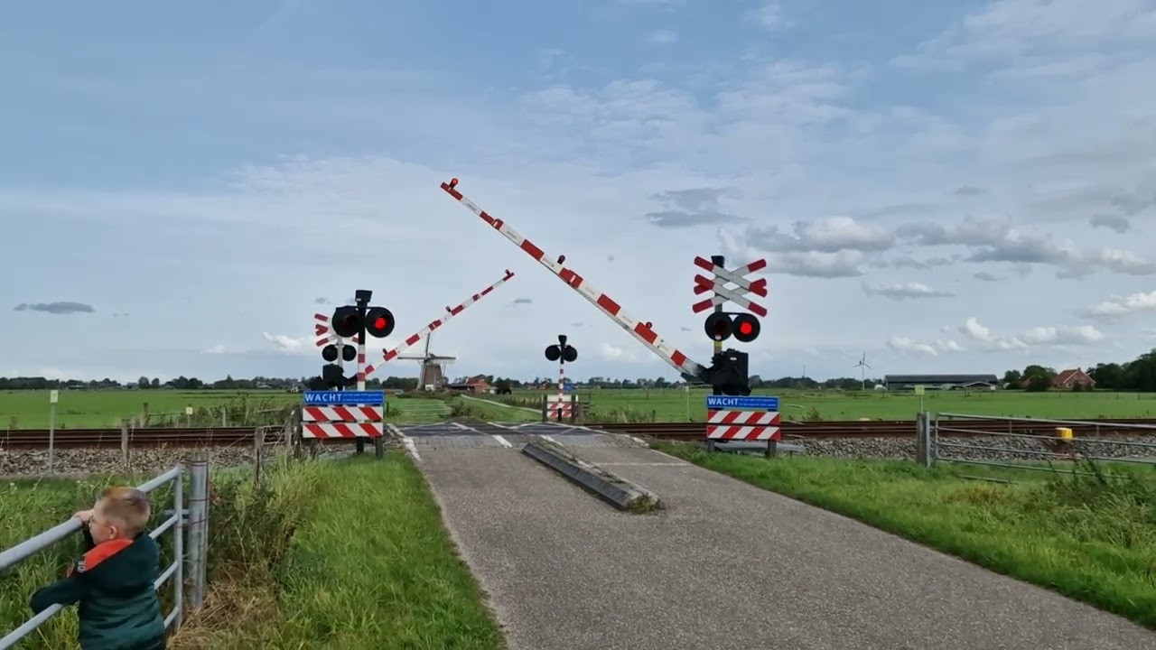 🚈 Spoorwegovergang Groningen (Harsema's laan) met een Molen // Dutch Railroad Crossing