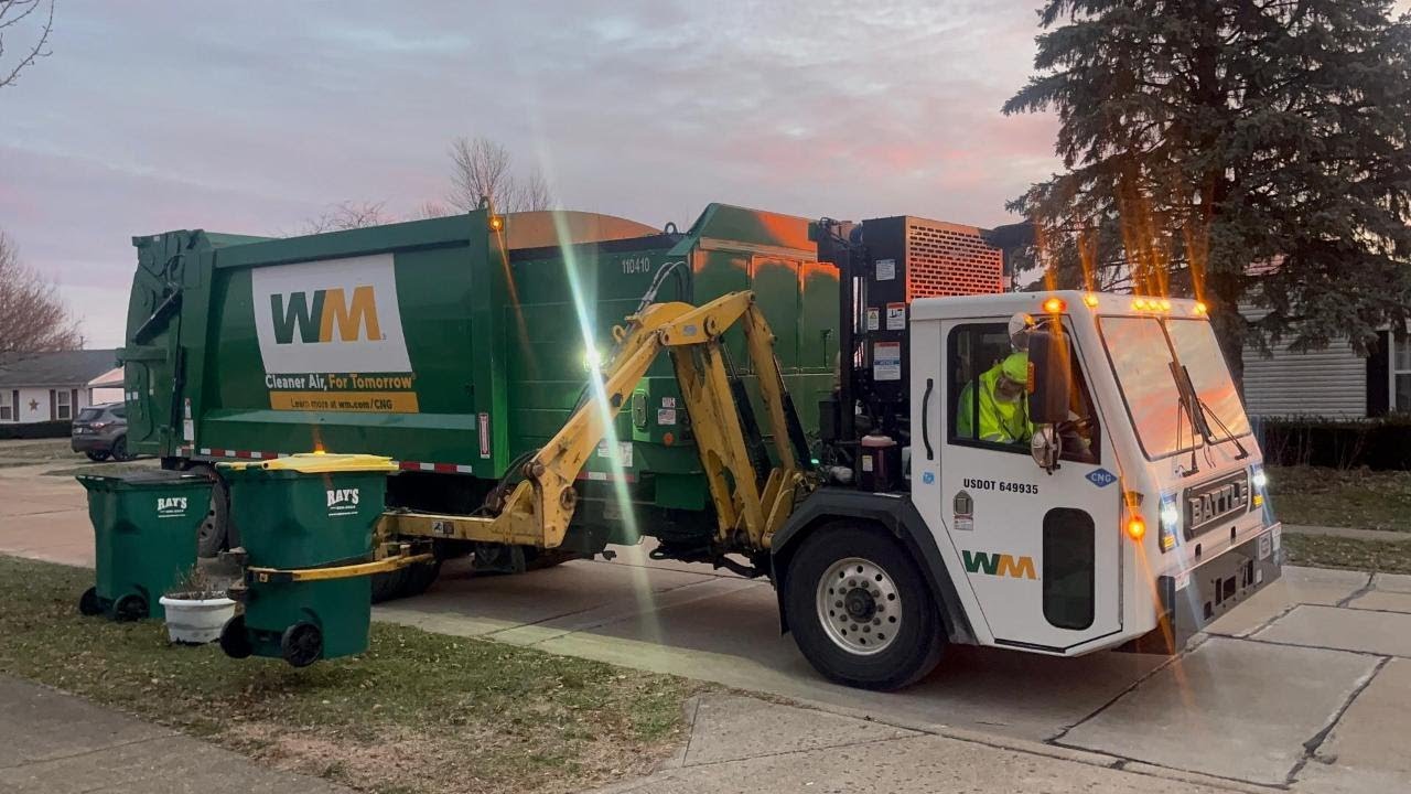 New WM Battle Motors Heil Python Garbage Truck in Action! Wally Drives! 