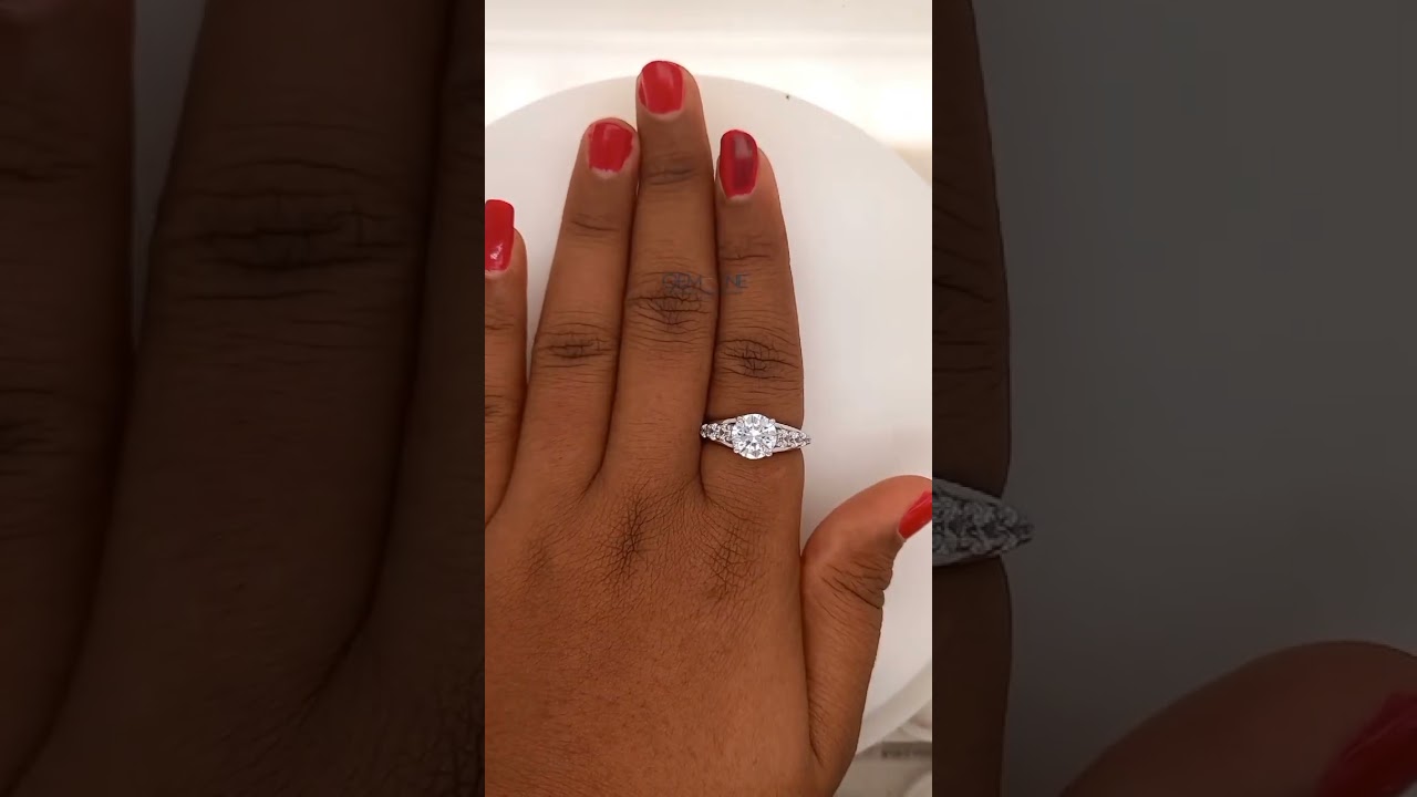 2.5 Carat Round Shaped Lab Diamond Engagement Ring