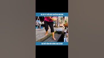 Bà lão 70 tuổi chèo thuyền đi bán bún quá nổi tiếng nên không chịu lên bờ