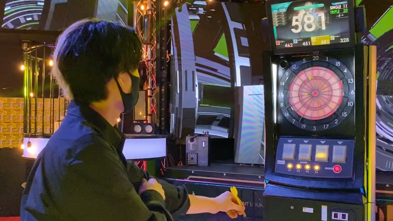 狙って射抜け ダーツ対決したら驚異の3連ど真ん中的中で大盛り上がりの白熱バトル Youtube