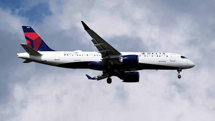 Delta regional pilot makes aggressive maneuver to avoid mid-air collision with B-52 bomber