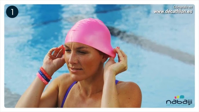 Ajustar La Mujer Que Pone En Gorro De Baño En La Piscina Fotos, retratos,  imágenes y fotografía de archivo libres de derecho. Image 52145464