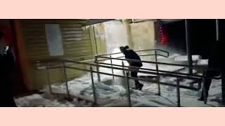 Ростовская область: в посёлке Коксовый жители засыпали снегом вход в администрацию и авто главы!
