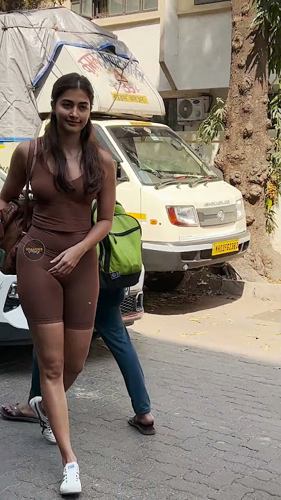 Pooja Hegde Snapped At Gym With Her New Car In Bandra || Bollywood Mastiz