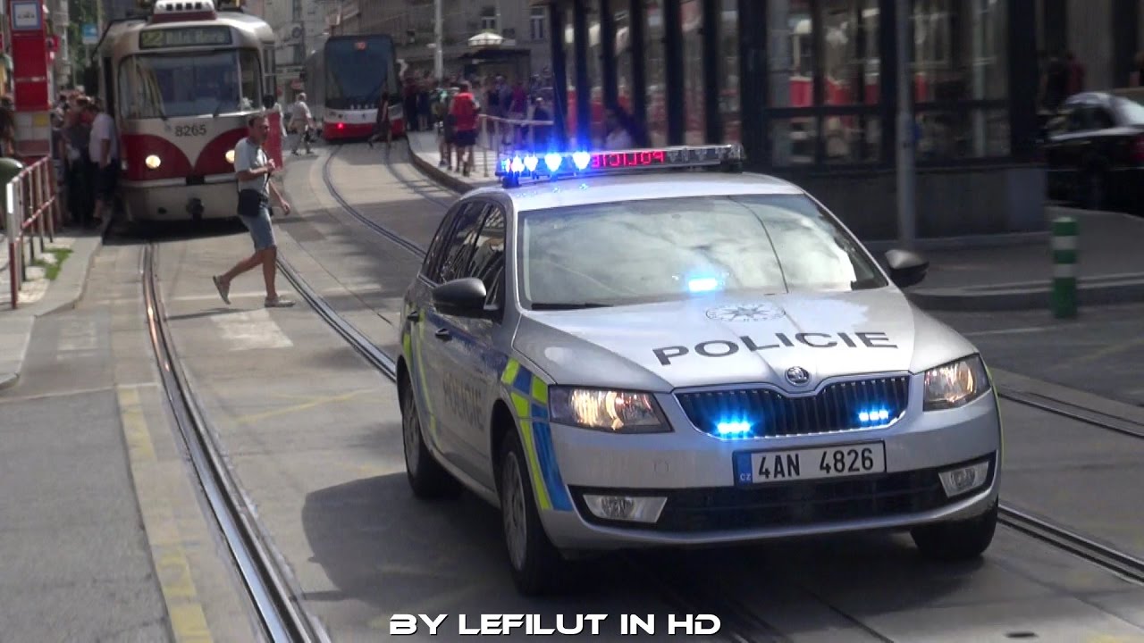 Einparken mit Blaulicht - Vogelperspektive - Airhorn | Alarmfahrten Polizei Prag