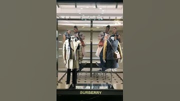 Lenticular animation UV print in a window of BURBERRY store - 2