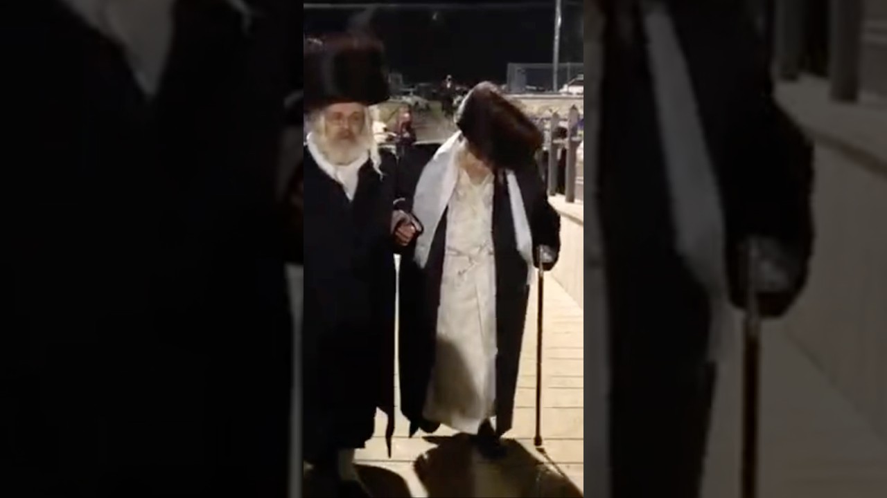 האדמו״ר מטעמשוואר בכניסה לציון הרשב״י למעמד ההדלקה