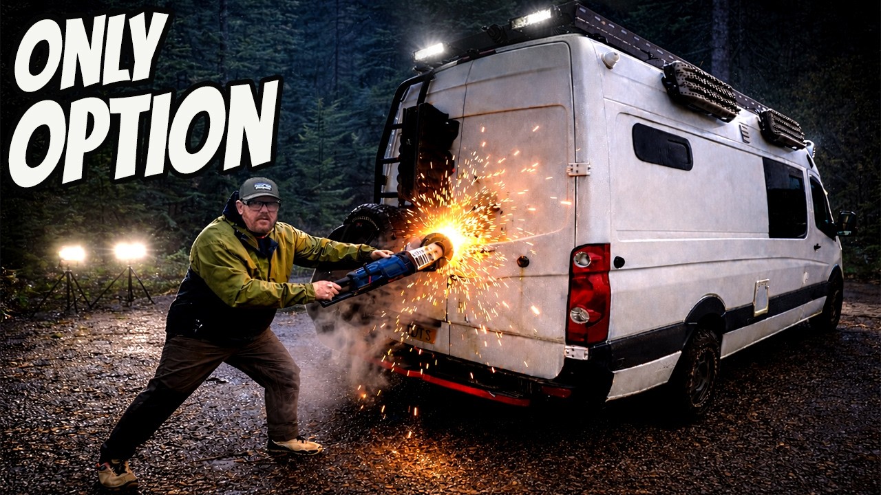 Замок на задних дверях вышел из строя… Пришлось взламывать собственный фургон.