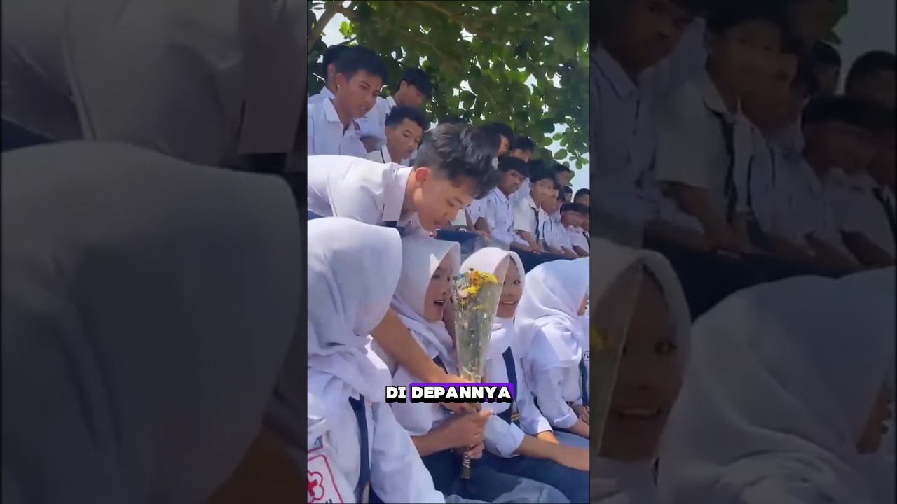 Murid cowok ini memberikan bunga kepada murid cewek didepannya #shortvideo #shorts