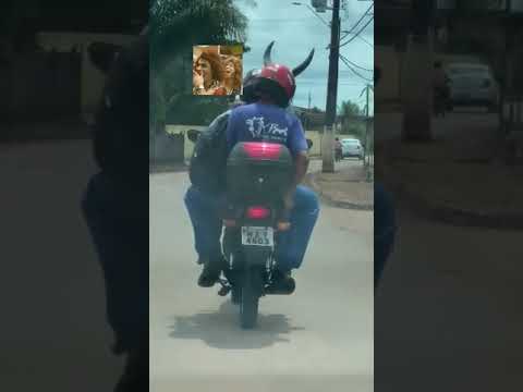 Homem usa capacete com par de chifres no Quinari