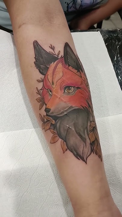 татуировка на предплечье в виде лисы в жёлтых листьях #tattoo #тату ...