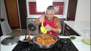 Making Sri Lankan inspired coconut chicken curry - Inspired by a recent trip with Sri Lankan guests
