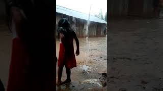 Daladiel Bañándose Por Falta De Agua.