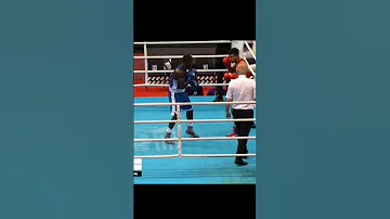 عمر العوضي لاعب منتخبنا الوطني ضد السنغالي ميندي في دور الثمانية بطولة إفريقيا داكار السنغال 2023 