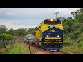 Trem de carga geral passando na alta na Ferrovia do Aço com as locomotivas SD70LC